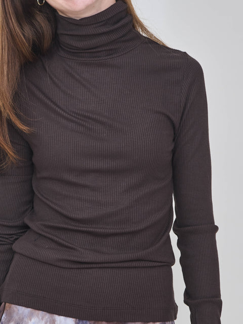 Cynthia Turtleneck, chocolate torte