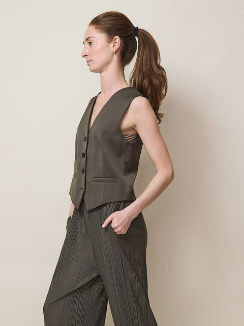 Saramona Vest, Beluga