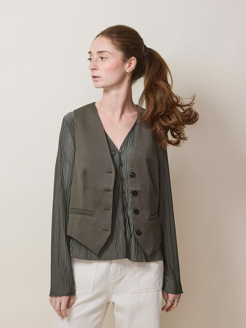 Saramona Vest, Beluga