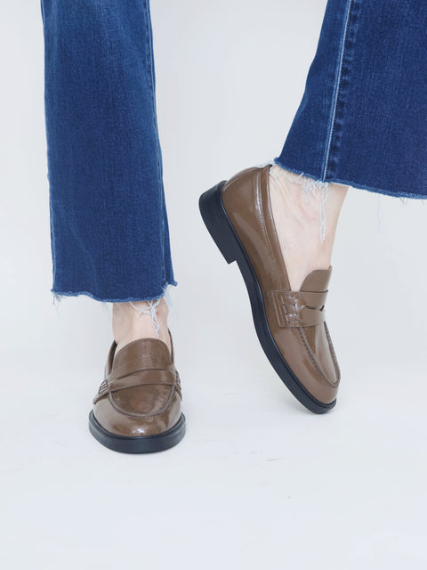 Sara, khaki