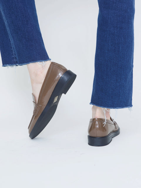 Sara, khaki
