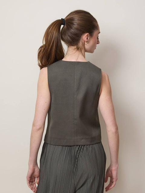 Saramona Vest, Beluga