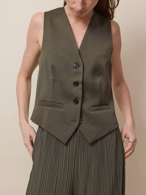 Saramona Vest, Beluga