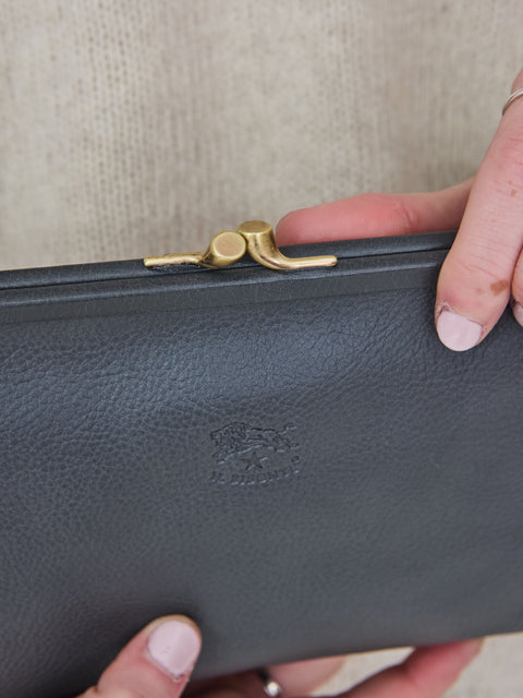 Manuela Clutch, Grafite