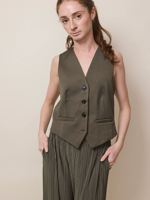 Saramona Vest, Beluga