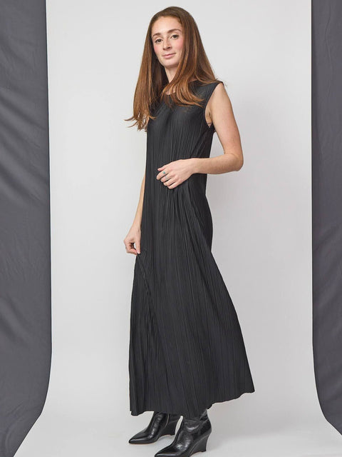 woman wearing long black dress with mini pleaat