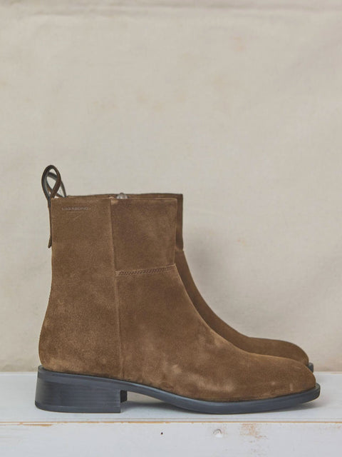 Sheila, brown suede