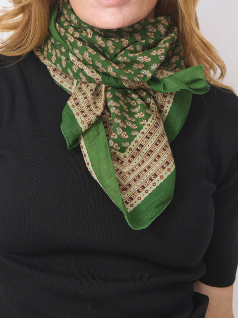 Phedre Scarf, Folk