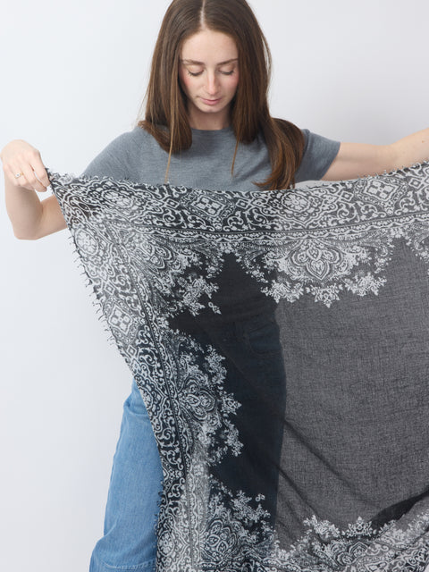 Whispery Paisley Poet, black/ivory