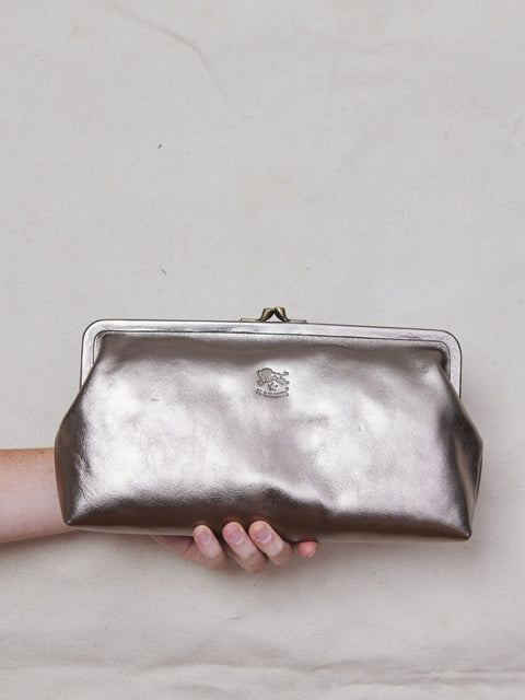 Manuela Clutch, Bronze