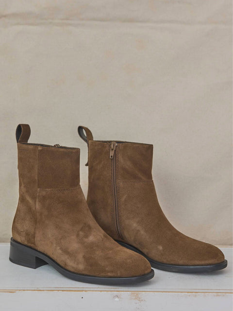 Sheila, brown suede