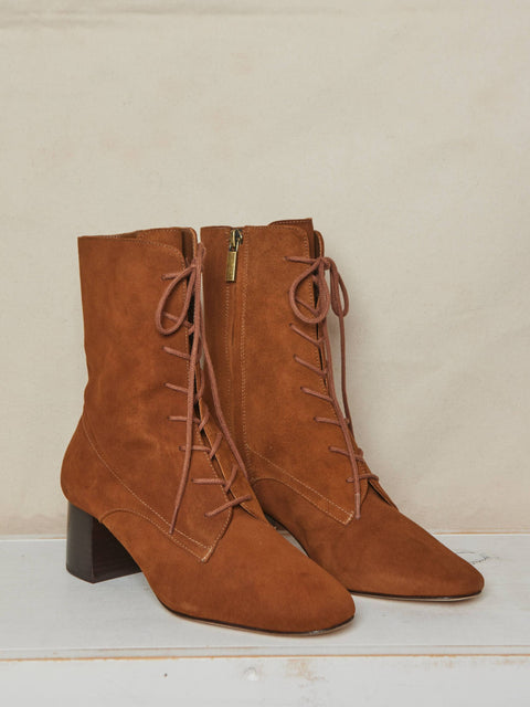 Natasha Boot, Tan