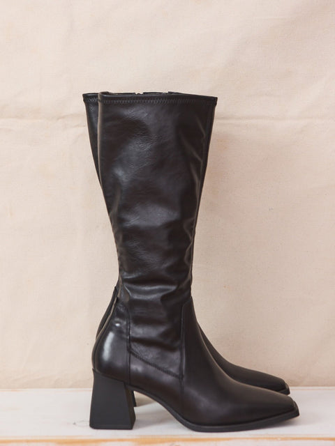 Hedda, tall black