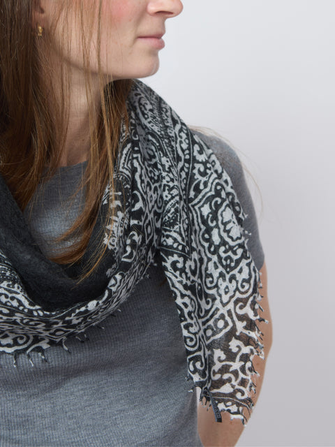 Whispery Paisley Poet, black/ivory
