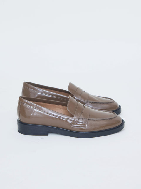 Sara, khaki