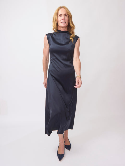 Sathio Dress, Salute