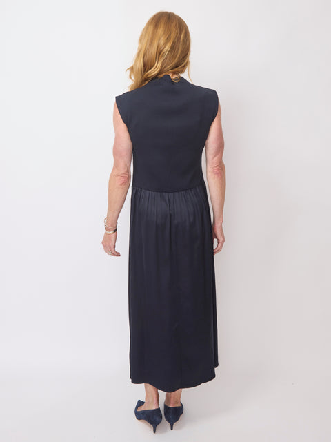 Sathio Dress, Salute