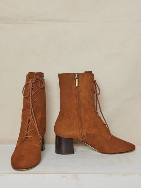 Natasha Boot, Tan